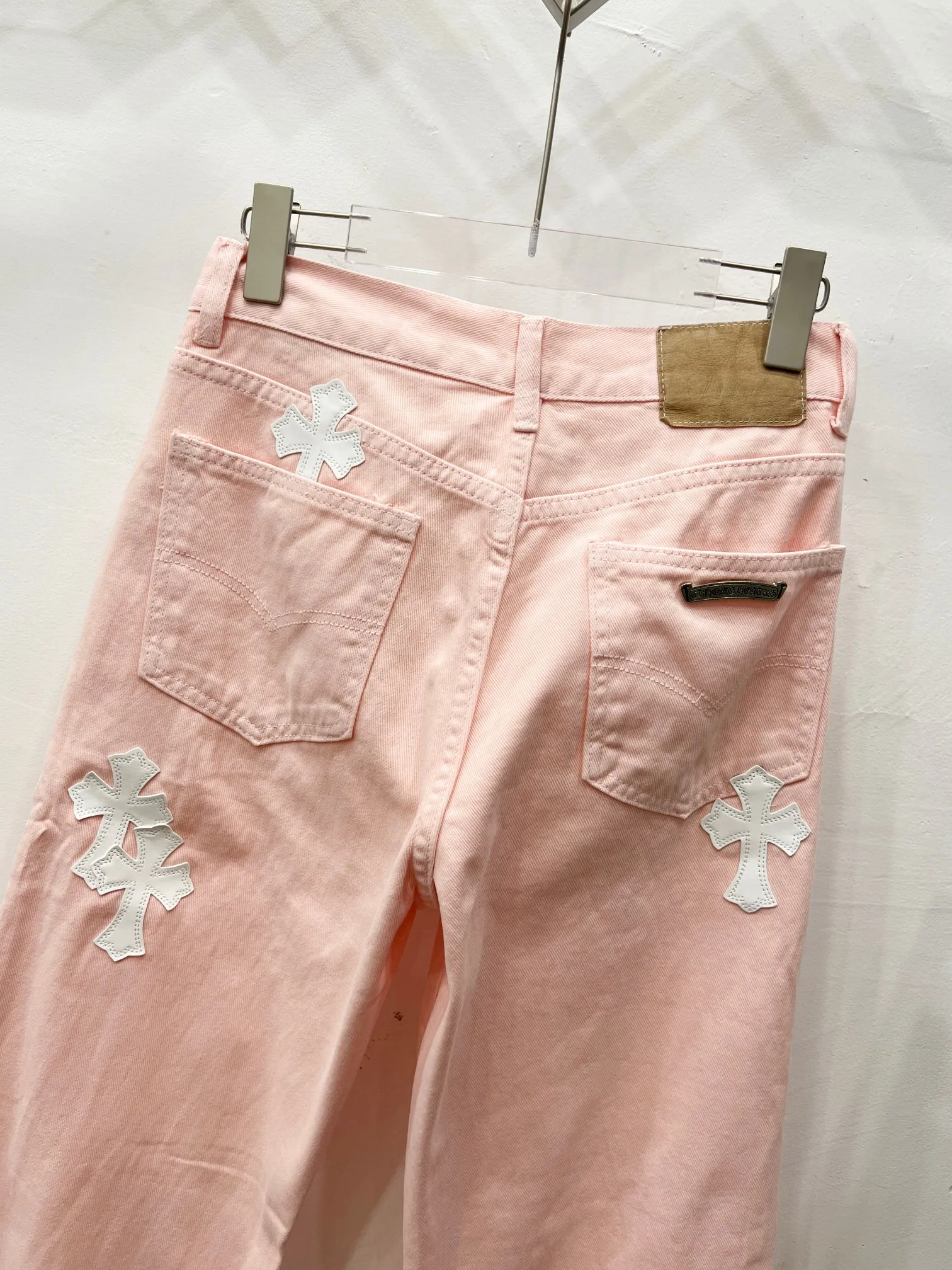 P280 Style number: (r005) Chrome hearts CH co-branded Drak Miami light pink jeans exude uninhibited personality and unique charm. Every wear and tear is carefully designed to present a unique artistic feel. Made of imported denim fabric, which has undergone heavy industrial washing and destruction treatment, the trousers show a super cool effect on the upper body, allowing you to dominate the fashion stage.  This is more than just a pair of jeans, it is an expression of attitude. With its unique design concept and ultimate pursuit of details, Croxin breaks traditional boundaries and defines the jeans trend in the new era. The trousers are made of double-layer woven fabric with customized hardware. Italian-made special cowhide is printed and cut. Custom-made sheepskin three-layer thick-line leather. The whole body is spliced ​​in heavy water washing. Craftsmen hand-splash ink. You can see the details. Three-dimensional cutting version. Loose and comfortable, not flattering. Makes taller and slimmer. Factory Seiko. Original quality control. Same style for men and women. Can be matched with couples. Versatile recommendation. Must-have jeans for all seasons. Color: light pink. Size: 28-30-32-34.